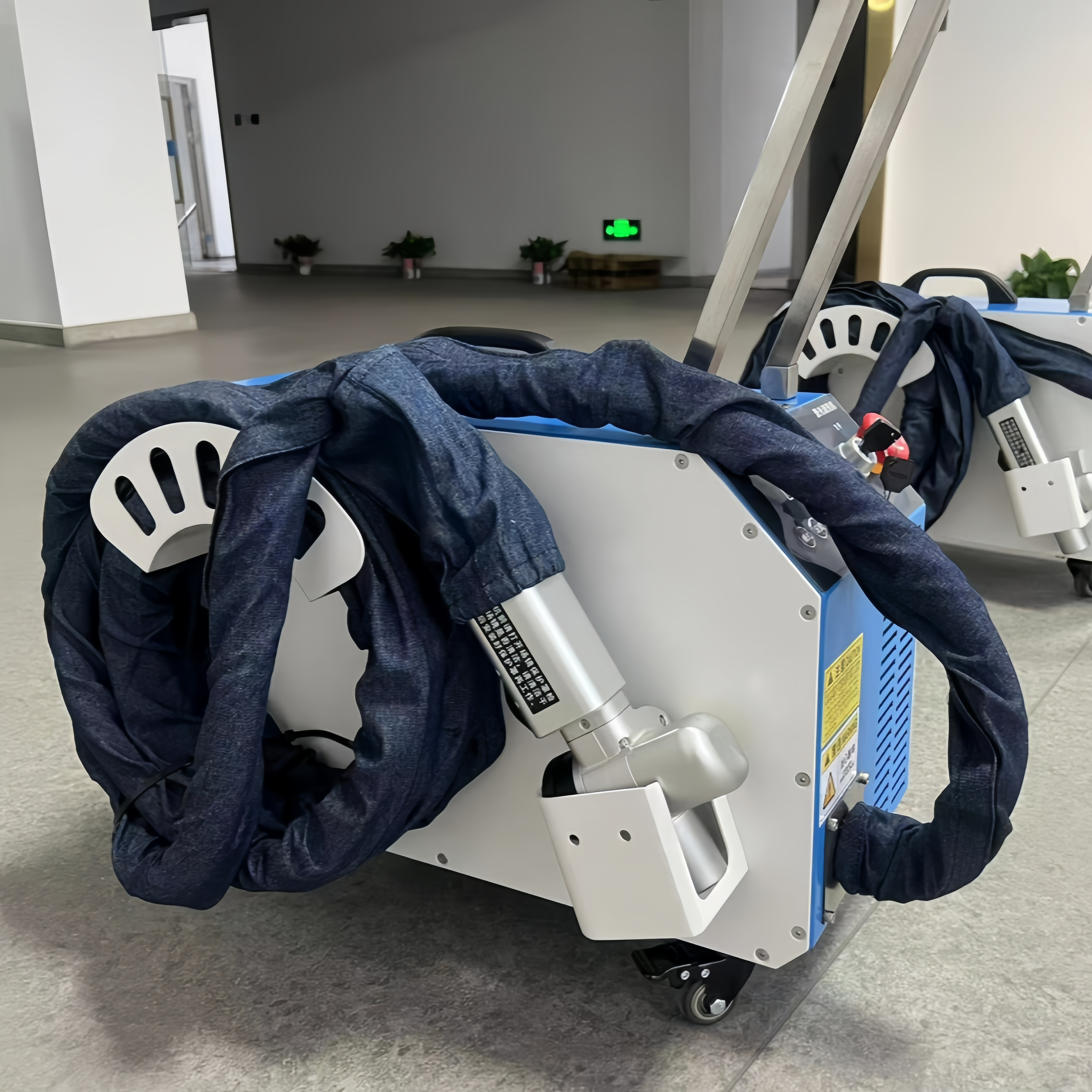 220V Pulsed Laser Cleaning Machine Handheld Laser Rust Removal for Rust Paint Oxide Oil Removal from Tire Molds